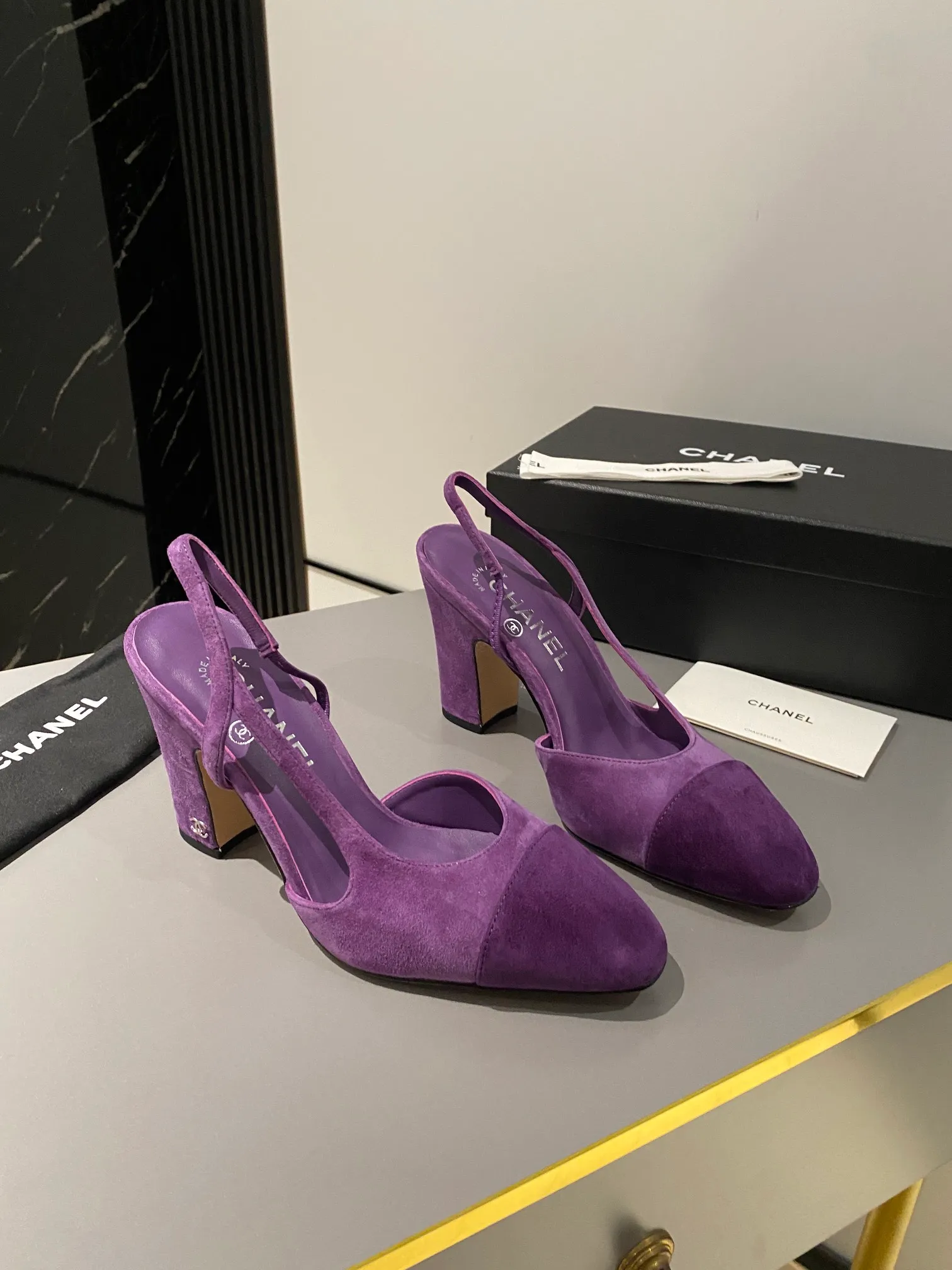 👟👟Ex-factory price 520👟👟 Purchase grade, high-heeled version, Chanel classic slingback sandals. We have been making this model for the past few years. This year, we will re-purchase the version and make a detailed copy again. I found that the upper lines and body comfort of the new version have been slightly adjusted! The brand won't say anything because the overall appearance difference is not big and it doesn't affect wearing. All colors now produced are produced according to the latest styles! What you buy is the latest classic model from the counter, made of imported mixed sheepskin surface material, imported mixed sheepskin, and Italian imported cowhide leather soles! High heels 9.5cm Size: 35-39 Other sizes can be customized (customized sizes 34, 40, 41, 42, 43 are non-refundable and non-exchangeable)